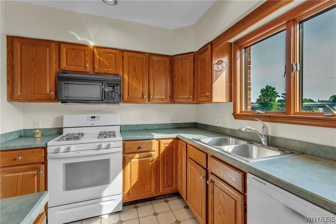418 Lakefront Blvd, Buffalo, New York 14202, Buffalo, New York 14202, 2 Bedrooms Bedrooms, 5 Rooms Rooms,1 BathroomBathrooms,Residential,For Sale,418 Lakefront Blvd, Buffalo, New York 14202,0,B1698602
