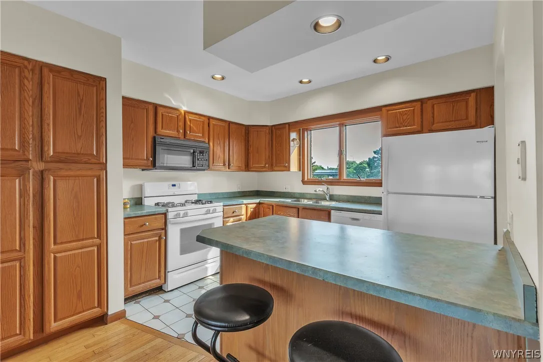 418 Lakefront Blvd, Buffalo, New York 14202, Buffalo, New York 14202, 2 Bedrooms Bedrooms, 5 Rooms Rooms,1 BathroomBathrooms,Residential,For Sale,418 Lakefront Blvd, Buffalo, New York 14202,0,B1698602