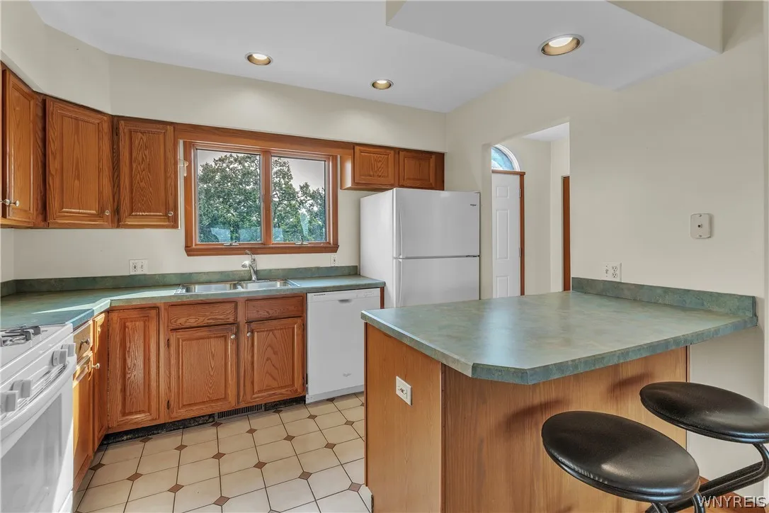 418 Lakefront Blvd, Buffalo, New York 14202, Buffalo, New York 14202, 2 Bedrooms Bedrooms, 5 Rooms Rooms,1 BathroomBathrooms,Residential,For Sale,418 Lakefront Blvd, Buffalo, New York 14202,0,B1698602