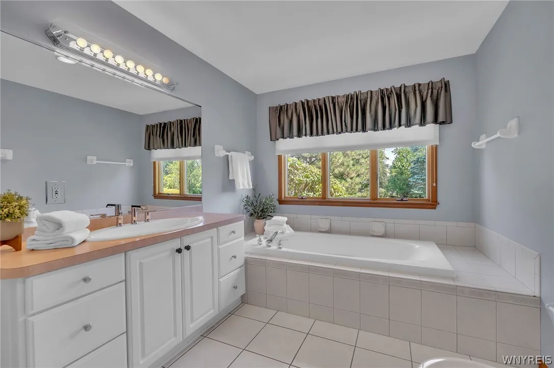 6195 Blossom Ct, Clarence, New York 14051, Clarence, New York 14051, 3 Bedrooms Bedrooms, 9 Rooms Rooms,2 BathroomsBathrooms,Residential,For Sale,6195 Blossom Ct, Clarence, New York 14051,0,B1698891