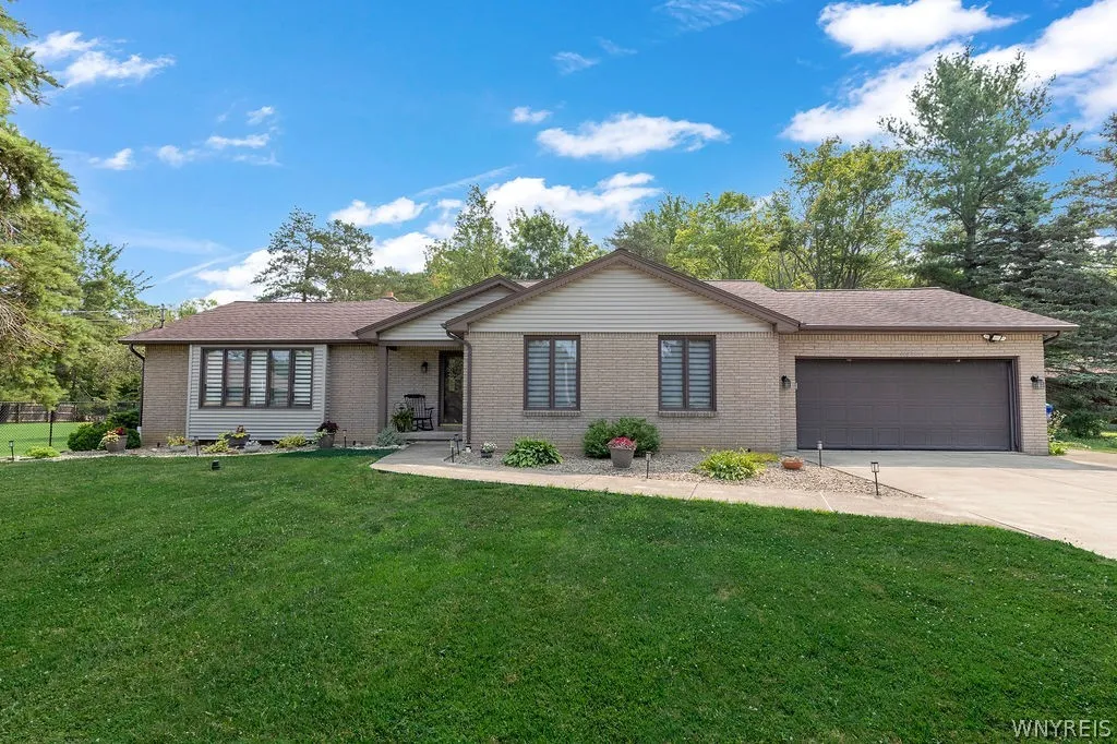 4627 Mckinley Parkway, Hamburg, New York 14075, Hamburg, New York 14075, 4 Bedrooms Bedrooms, 12 Rooms Rooms,2 BathroomsBathrooms,Residential,For Sale,4627 Mckinley Parkway, Hamburg, New York 14075,0,B1698888