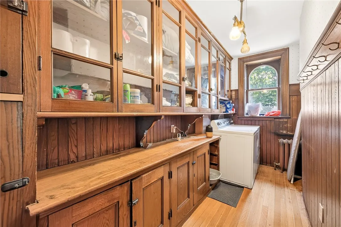 Walk-in butler's pantry
