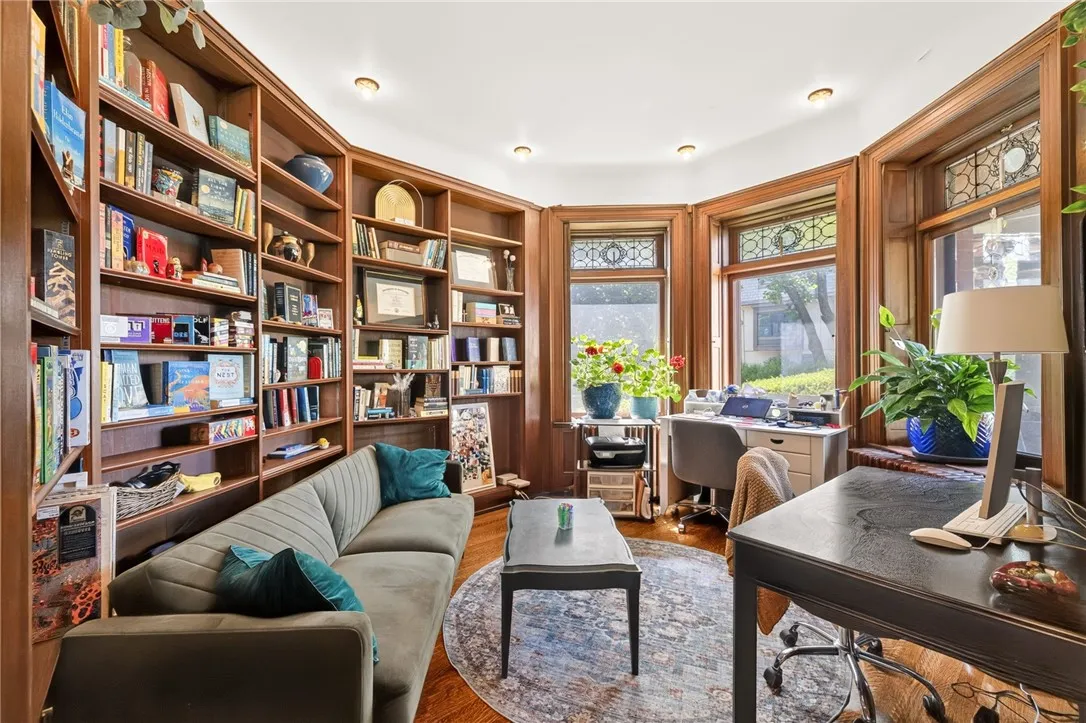 Great office space with built-ins