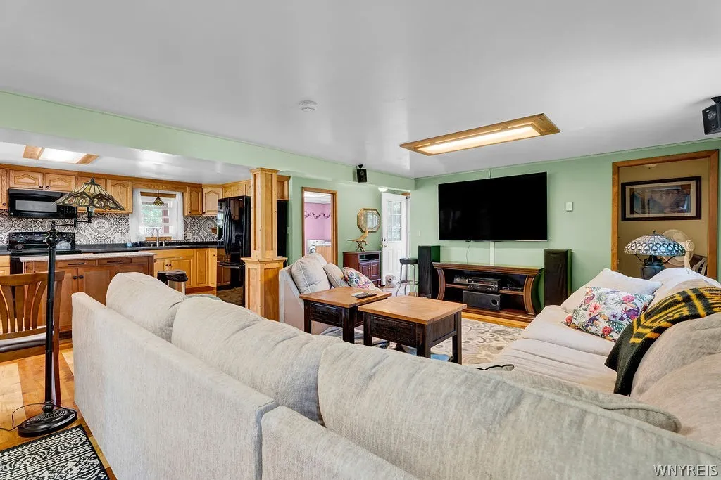 4015 Mapleton Road, Wheatfield, New York 14120, Wheatfield, New York 14120, 2 Bedrooms Bedrooms, 5 Rooms Rooms,1 BathroomBathrooms,Residential,For Sale,4015 Mapleton Road, Wheatfield, New York 14120,0,B1698291