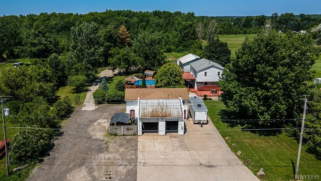 4015 Mapleton Road, Wheatfield, New York 14120, Wheatfield, New York 14120, 2 Bedrooms Bedrooms, 5 Rooms Rooms,1 BathroomBathrooms,Residential,For Sale,4015 Mapleton Road, Wheatfield, New York 14120,0,B1698291