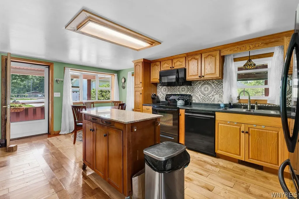 4015 Mapleton Road, Wheatfield, New York 14120, Wheatfield, New York 14120, 2 Bedrooms Bedrooms, 5 Rooms Rooms,1 BathroomBathrooms,Residential,For Sale,4015 Mapleton Road, Wheatfield, New York 14120,0,B1698291