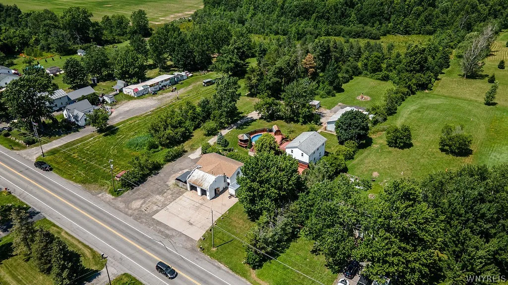4015 Mapleton Road, Wheatfield, New York 14120, Wheatfield, New York 14120, 2 Bedrooms Bedrooms, 5 Rooms Rooms,1 BathroomBathrooms,Residential,For Sale,4015 Mapleton Road, Wheatfield, New York 14120,0,B1698291