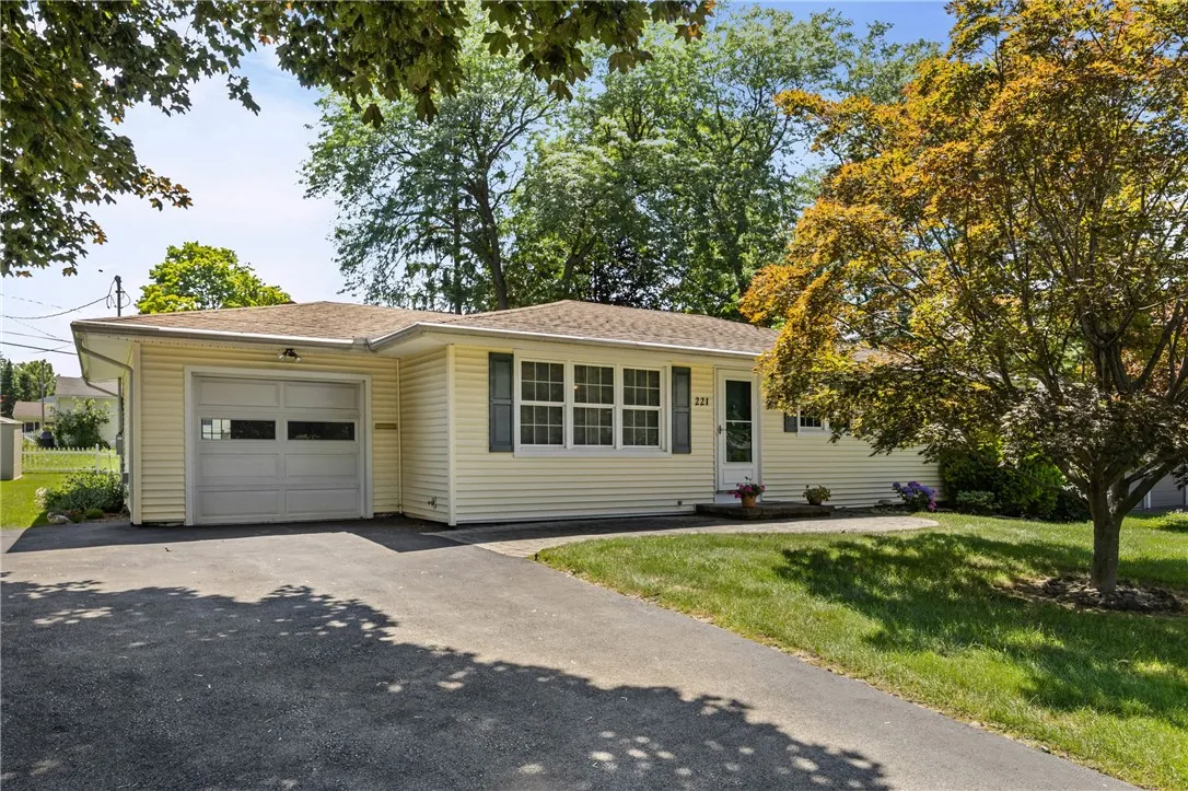 221 Meadowbriar Road, Greece, New York 14616, Greece, New York 14616, 3 Bedrooms Bedrooms, 6 Rooms Rooms,2 BathroomsBathrooms,Residential,For Sale,221 Meadowbriar Road, Greece, New York 14616,0,R1696320