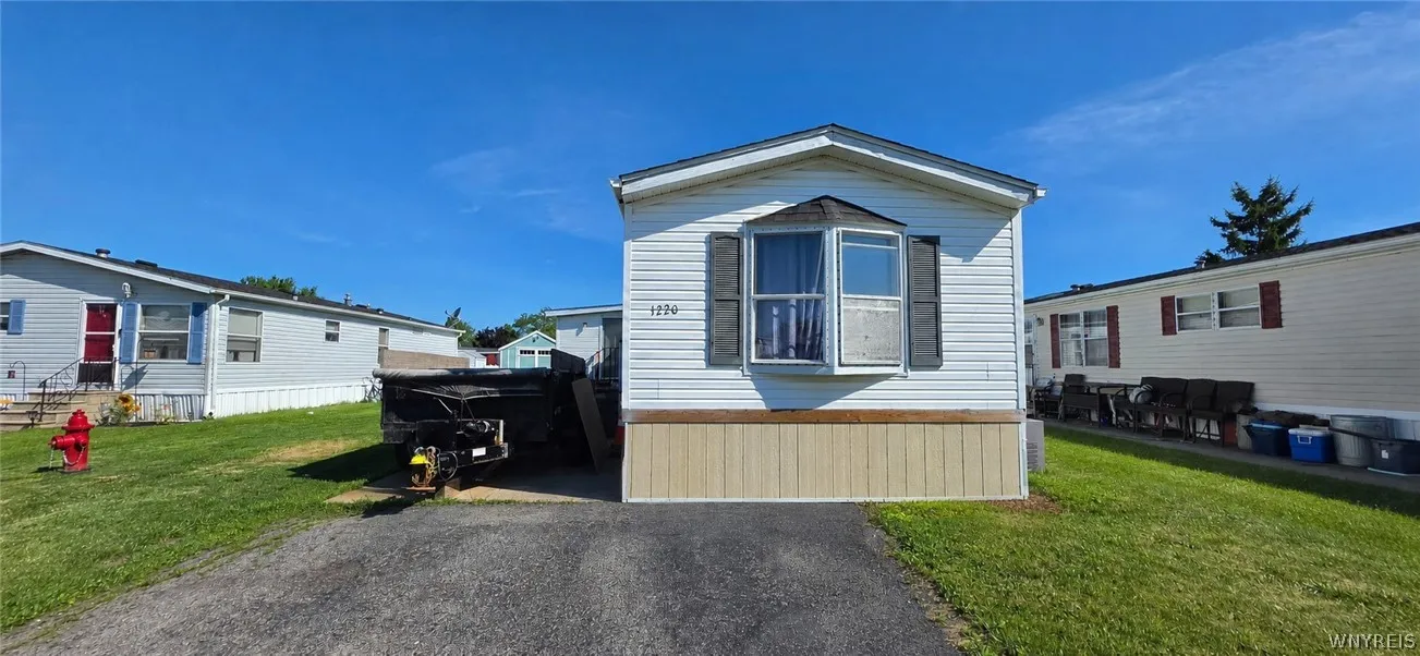 1220 Maplewood Drive, Lockport Town, New York 1409, Lockport Town, New York 14094, 2 Bedrooms Bedrooms, 5 Rooms Rooms,2 BathroomsBathrooms,Residential,For Sale,1220 Maplewood Drive, Lockport Town, New York 1409,0,B1697181