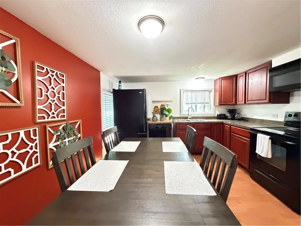 117 Pollard Avenue Upstairs, Rochester, New York 1, Rochester, New York 14612, 1 Bedroom Bedrooms, 3 Rooms Rooms,1 BathroomBathrooms,Residential Lease,For Rent,117 Pollard Avenue Upstairs, Rochester, New York 1,0,R1698105