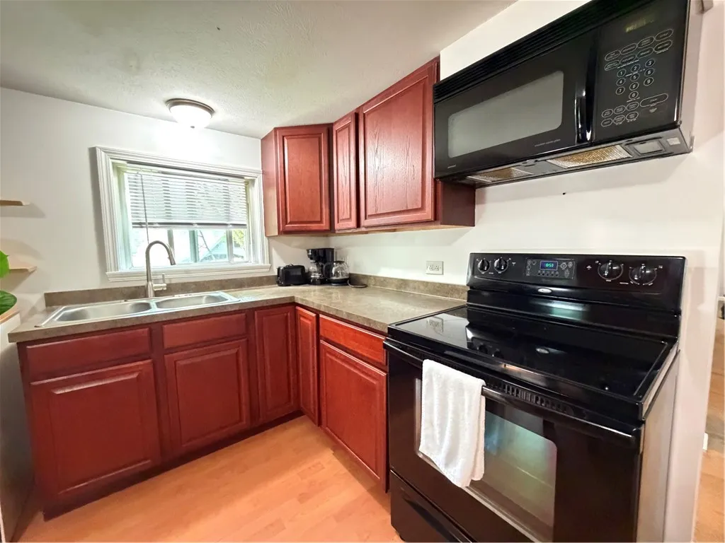 117 Pollard Avenue Upstairs, Rochester, New York 1, Rochester, New York 14612, 1 Bedroom Bedrooms, 3 Rooms Rooms,1 BathroomBathrooms,Residential Lease,For Rent,117 Pollard Avenue Upstairs, Rochester, New York 1,0,R1698105