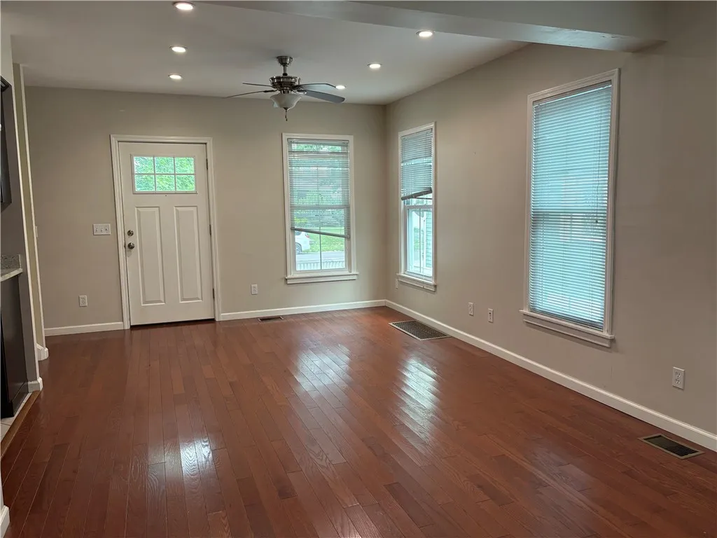6 Walnut Street 2, Oneonta, New York 13820, Oneonta, New York 13820, 2 Bedrooms Bedrooms, 5 Rooms Rooms,1 BathroomBathrooms,Residential Lease,For Rent,6 Walnut Street 2, Oneonta, New York 13820,0,R1699114