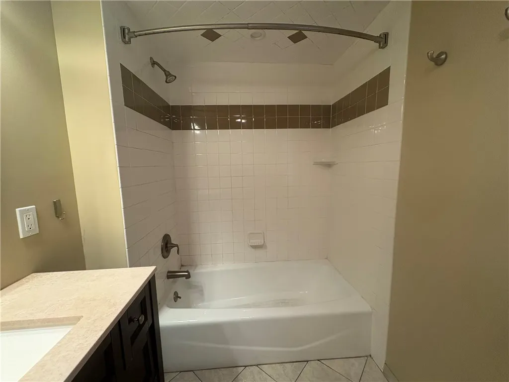 6 Walnut Street 2, Oneonta, New York 13820, Oneonta, New York 13820, 2 Bedrooms Bedrooms, 5 Rooms Rooms,1 BathroomBathrooms,Residential Lease,For Rent,6 Walnut Street 2, Oneonta, New York 13820,0,R1699114