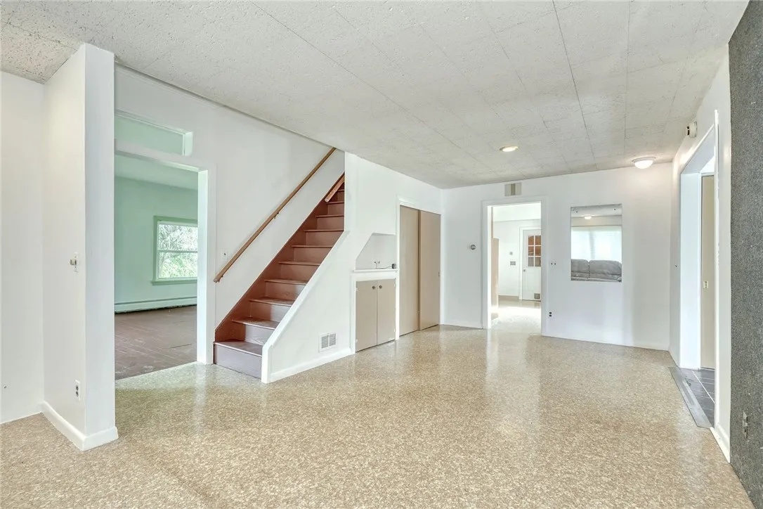 STAIRCASE TO BEDROOMS