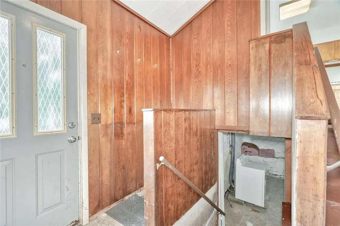 MUDROOM  -BASEMENT STAIRS