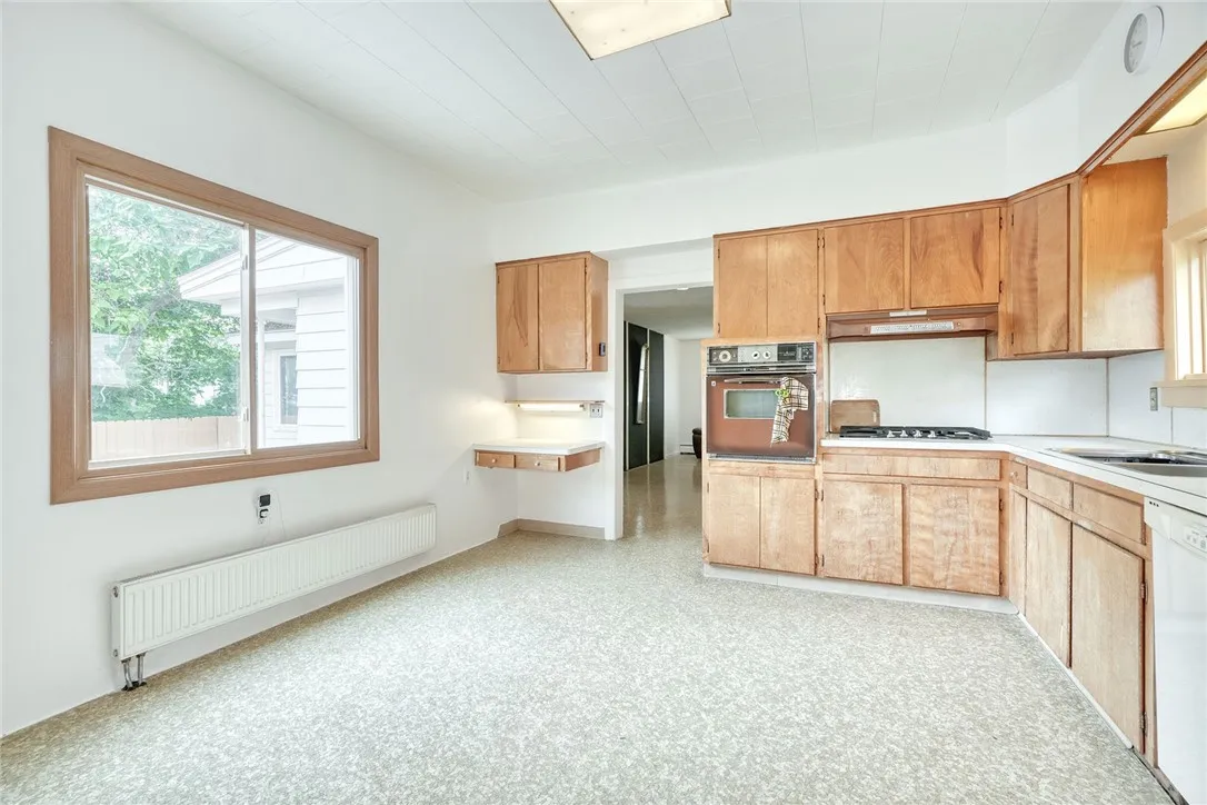EAT-IN KITCHEN