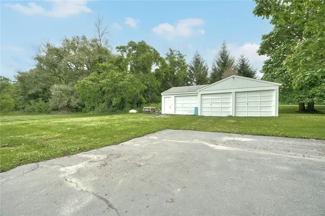DETACHED 3-CAR GARAGE