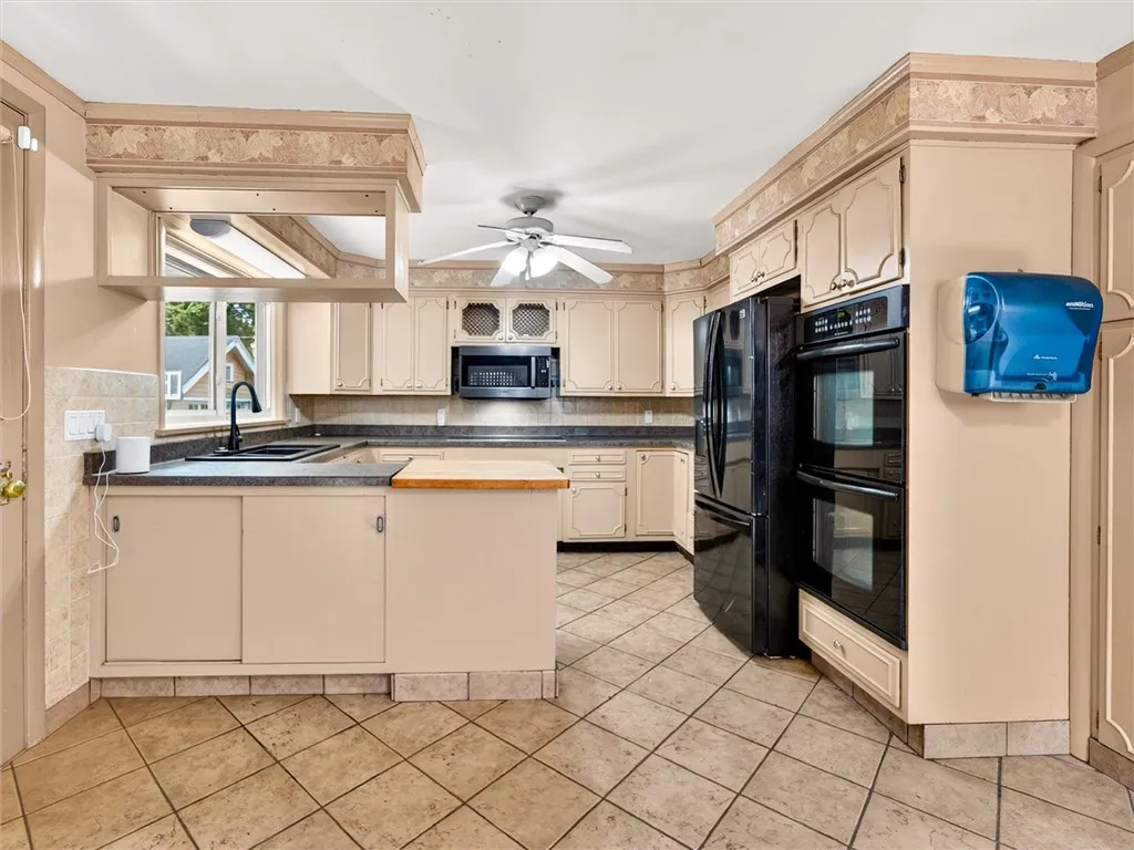 Large eat-in kitchen