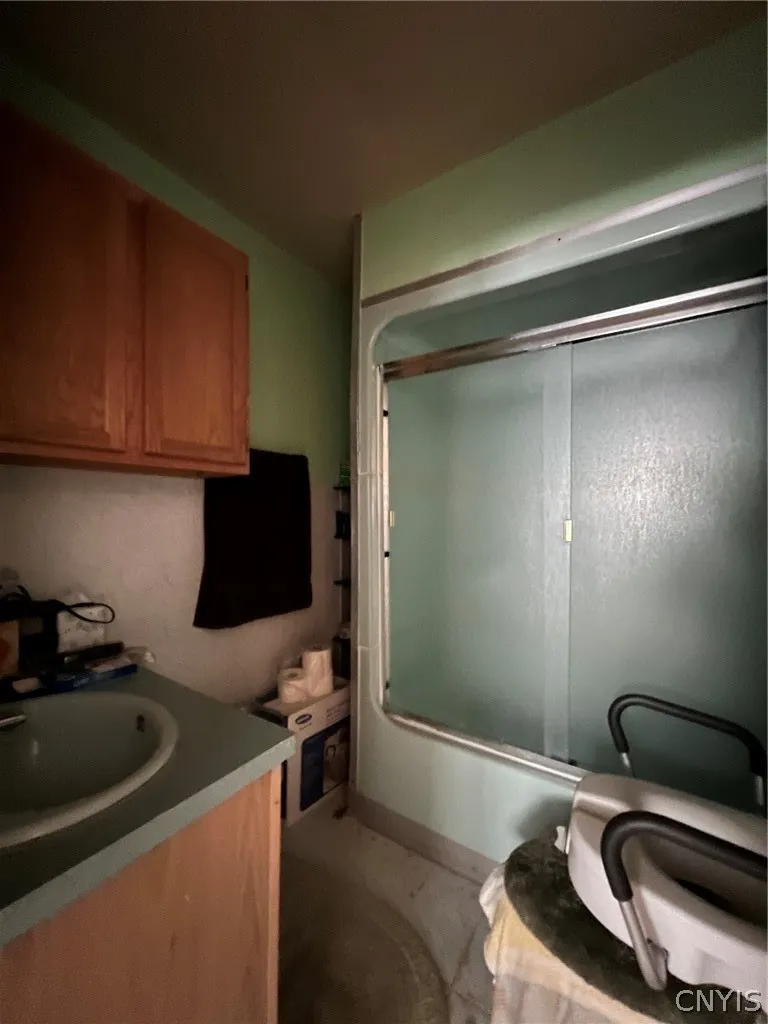 Upstairs full bathroom
