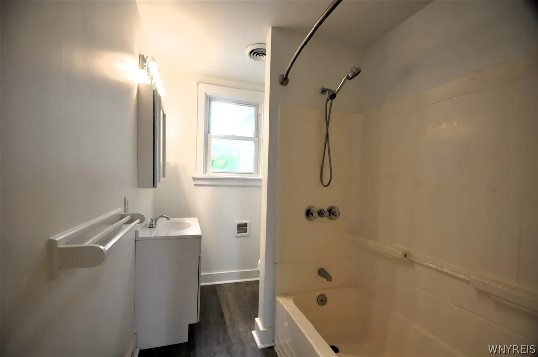 8525 Main Street, Clarence, New York 14221, Clarence, New York 14221, 2 Bedroom Bedrooms, 4 Room Rooms,1 BathroomBathrooms,Residential Lease,For Rent,8525 Main Street, Clarence, New York 14221,0,B1704845