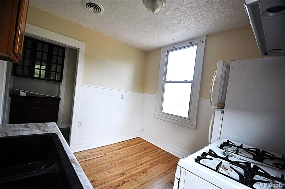 8525 Main Street, Clarence, New York 14221, Clarence, New York 14221, 2 Bedroom Bedrooms, 4 Room Rooms,1 BathroomBathrooms,Residential Lease,For Rent,8525 Main Street, Clarence, New York 14221,0,B1704845