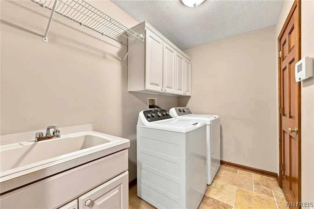8304 Silver Fox Court, Clarence, New York 14221, Clarence, New York 14221, 4 Bedroom Bedrooms, 10 Room Rooms,2 BathroomBathrooms,Residential,For Sale,8304 Silver Fox Court, Clarence, New York 14221,0,B1704293