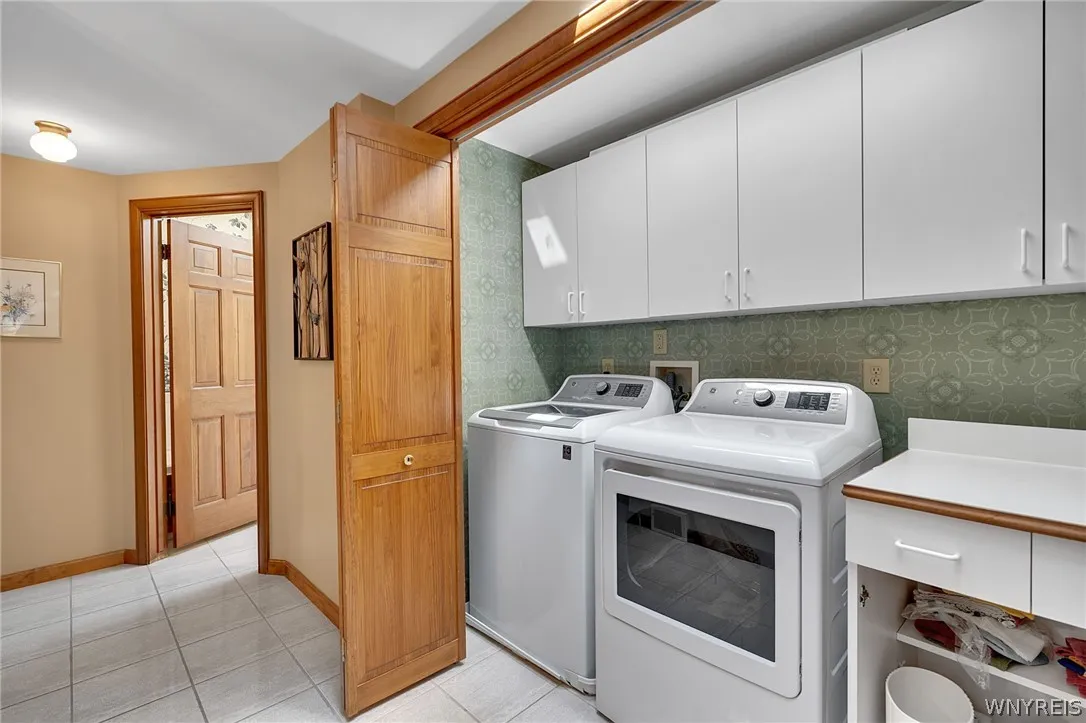 105 Tanglewood Drive West, Orchard Park, New York, Orchard Park, New York 14127, 5 Bedroom Bedrooms, 15 Room Rooms,2 BathroomBathrooms,Residential,For Sale,105 Tanglewood Drive West, Orchard Park, New York ,0,B1704337