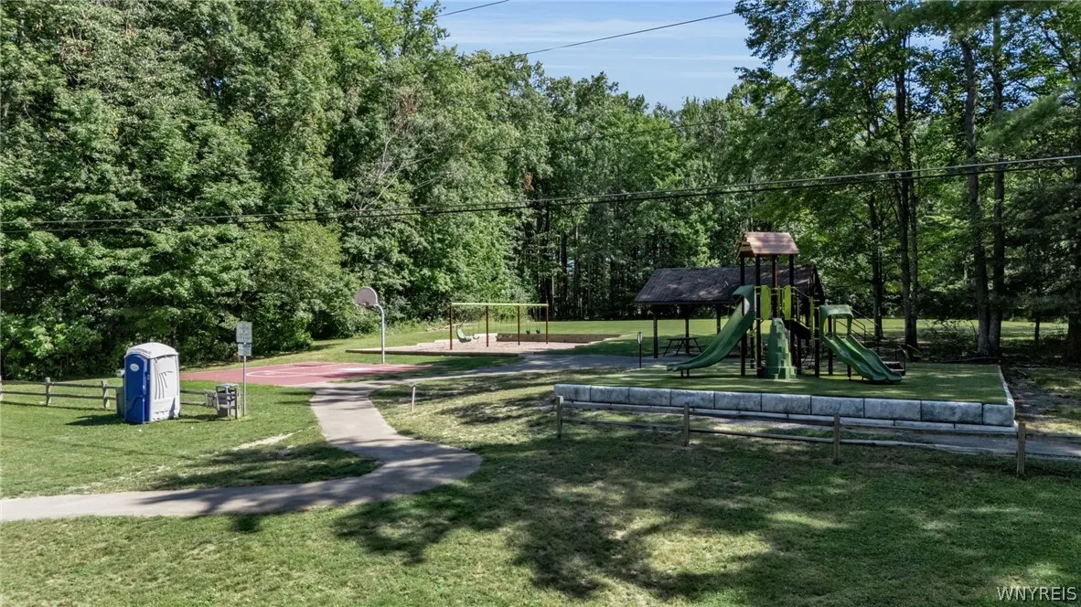 105 Tanglewood Drive West, Orchard Park, New York, Orchard Park, New York 14127, 5 Bedroom Bedrooms, 15 Room Rooms,2 BathroomBathrooms,Residential,For Sale,105 Tanglewood Drive West, Orchard Park, New York ,0,B1704337