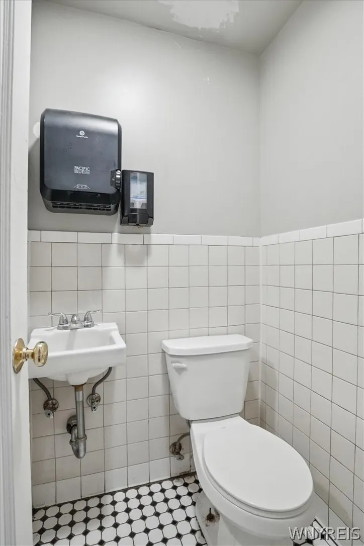 2452 Delaware Avenue, Buffalo, New York 14216, Buffalo, New York 14216, 7 Bedroom Bedrooms, 14 Room Rooms,2 BathroomBathrooms,Residential,For Sale,2452 Delaware Avenue, Buffalo, New York 14216,0,B1708702