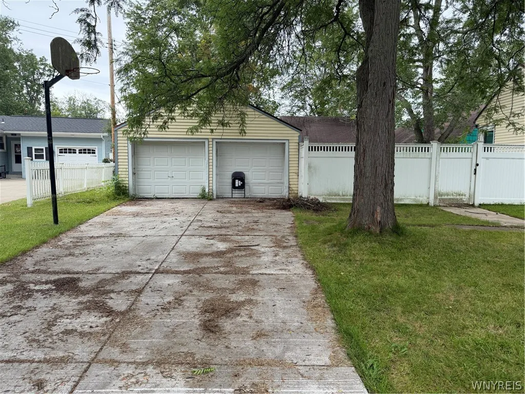1295 East Park Road, Grand Island, New York 14072, Grand Island, New York 14072, 4 Bedroom Bedrooms, 8 Room Rooms,2 BathroomBathrooms,Residential,For Sale,1295 East Park Road, Grand Island, New York 14072,0,B1709570
