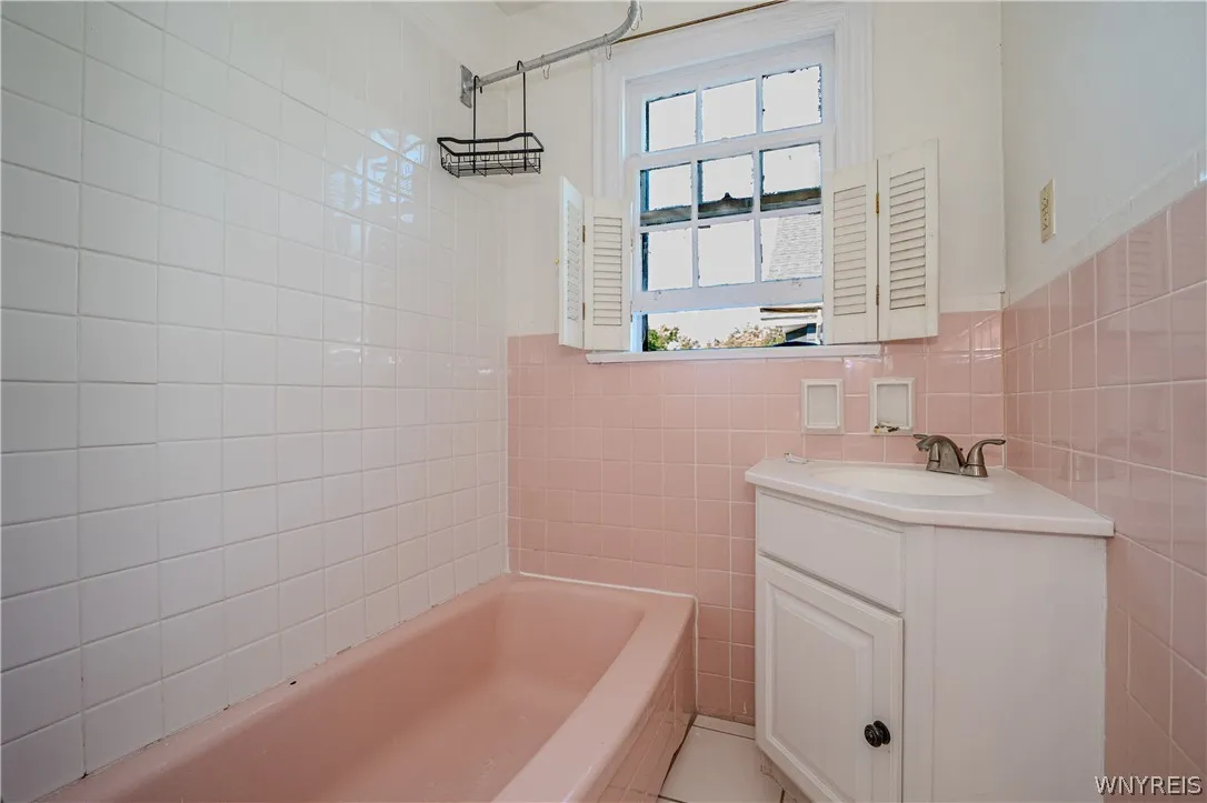 346 Woodward Avenue, Buffalo, New York 14214, Buffalo, New York 14214, 6 Bedroom Bedrooms, ,3 BathroomBathrooms,Residential,For Sale,346 Woodward Avenue, Buffalo, New York 14214,0,B1709920