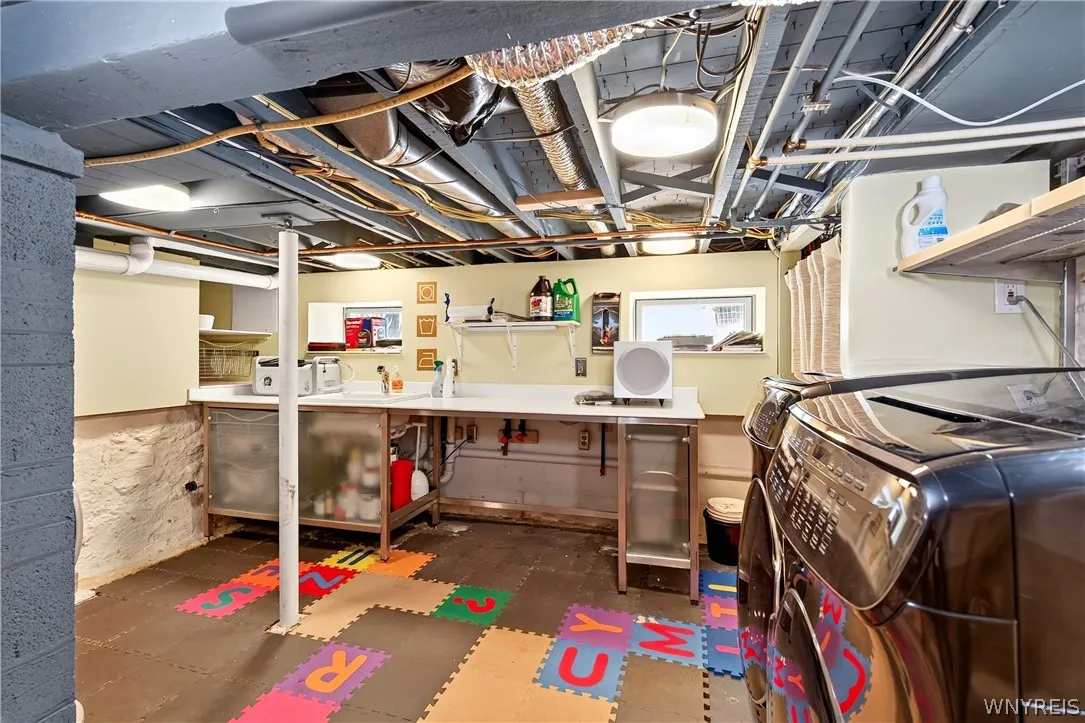 384 Summer Street, Buffalo, New York 14213, Buffalo, New York 14213, 2 Bedroom Bedrooms, 4 Room Rooms,2 BathroomBathrooms,Residential Lease,For Rent,384 Summer Street, Buffalo, New York 14213,0,B1711303
