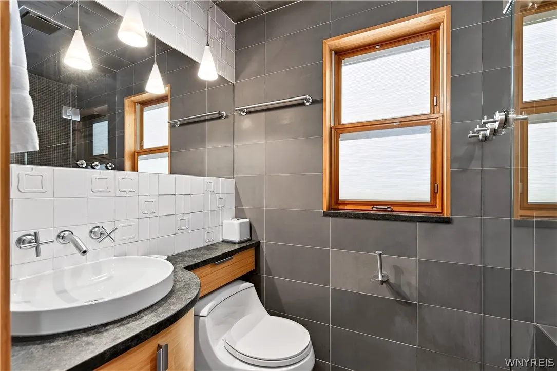 384 Summer Street, Buffalo, New York 14213, Buffalo, New York 14213, 2 Bedroom Bedrooms, 4 Room Rooms,2 BathroomBathrooms,Residential Lease,For Rent,384 Summer Street, Buffalo, New York 14213,0,B1711303