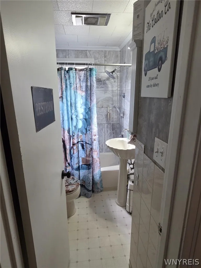 563 31st Street, Niagara Falls, New York 14301, Niagara Falls, New York 14301, 2 Bedroom Bedrooms, 4 Room Rooms,1 BathroomBathrooms,Residential,For Sale,563 31st Street, Niagara Falls, New York 14301,0,B1712908
