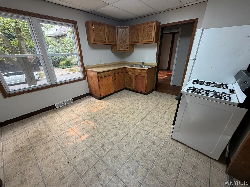 33 Tyler Street, Buffalo, New York 14214, Buffalo, New York 14214, 12 Bedroom Bedrooms, ,3 BathroomBathrooms,Residential,For Sale,33 Tyler Street, Buffalo, New York 14214,0,B1712497