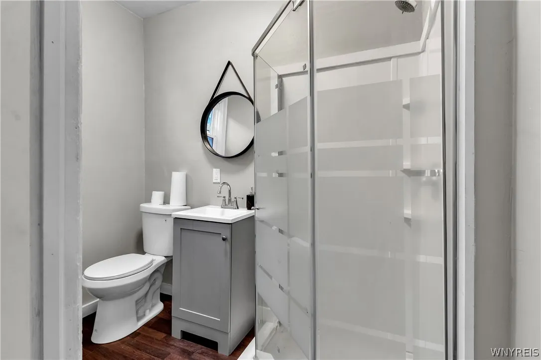 Upper 2nd Bath (off of back bedroom)