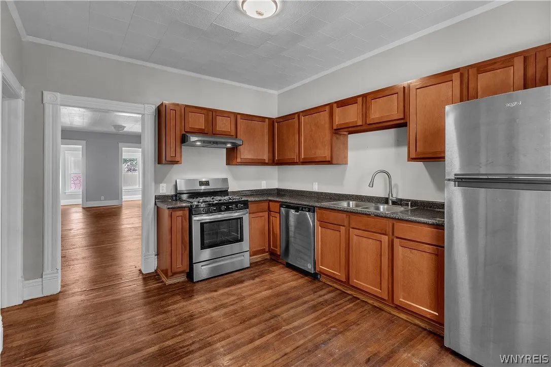 Lower Updated Kitchen- all appliances included!