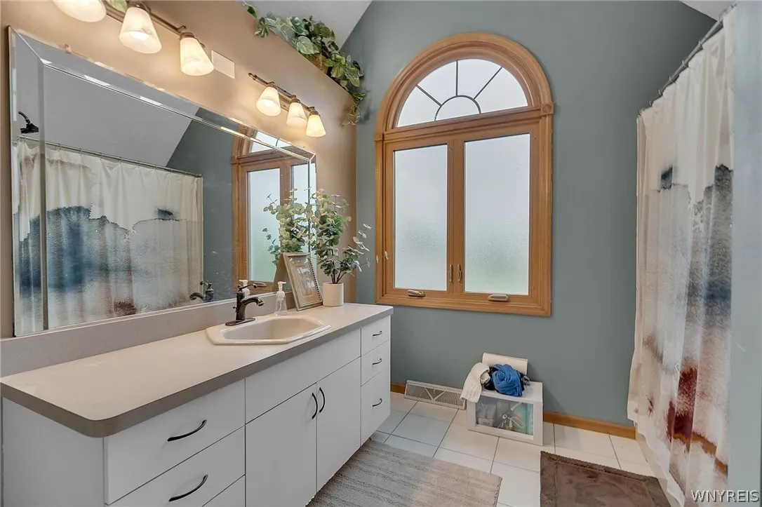83 Meadowdale Lane, West Seneca, New York 14224, West Seneca, New York 14224, 4 Bedroom Bedrooms, 10 Room Rooms,2 BathroomBathrooms,Residential,For Sale,83 Meadowdale Lane, West Seneca, New York 14224,0,B1711093