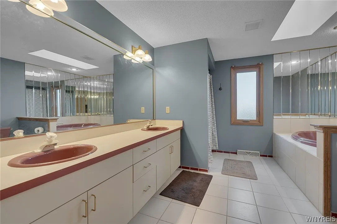 83 Meadowdale Lane, West Seneca, New York 14224, West Seneca, New York 14224, 4 Bedroom Bedrooms, 10 Room Rooms,2 BathroomBathrooms,Residential,For Sale,83 Meadowdale Lane, West Seneca, New York 14224,0,B1711093