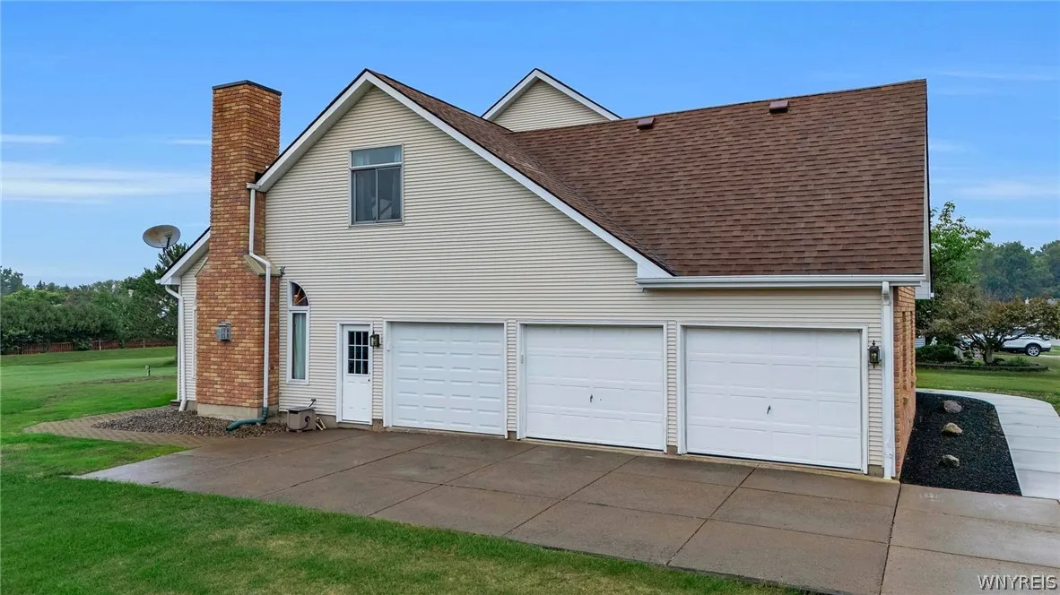 83 Meadowdale Lane, West Seneca, New York 14224, West Seneca, New York 14224, 4 Bedroom Bedrooms, 10 Room Rooms,2 BathroomBathrooms,Residential,For Sale,83 Meadowdale Lane, West Seneca, New York 14224,0,B1711093