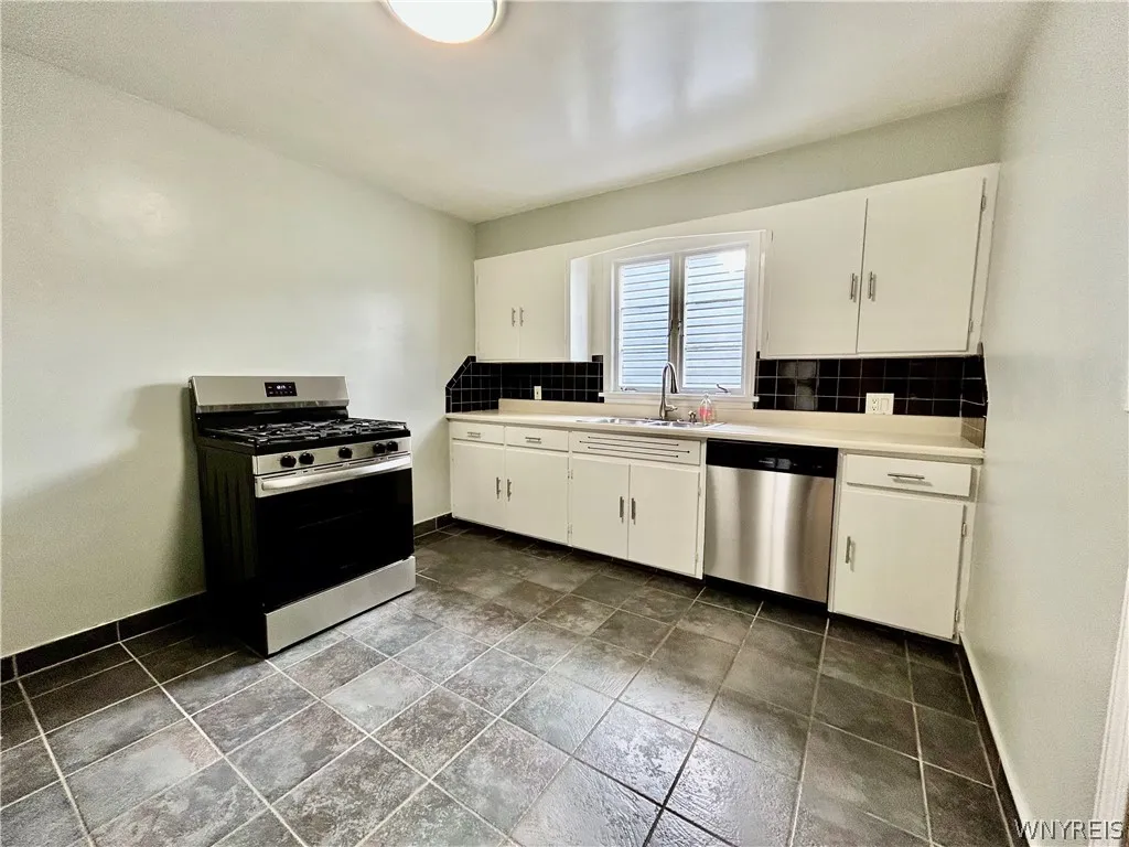 373 Woodward Avenue Lower, Buffalo, New York 14214, Buffalo, New York 14214, 3 Bedroom Bedrooms, 7 Room Rooms,1 BathroomBathrooms,Residential Lease,For Rent,373 Woodward Avenue Lower, Buffalo, New York 14214,0,B1714723