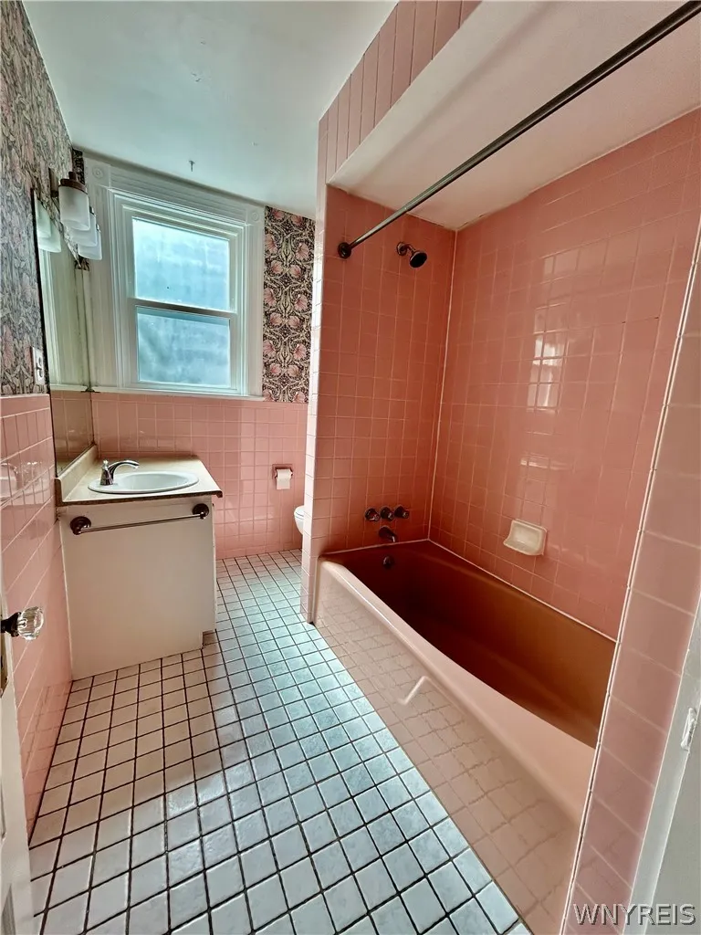 373 Woodward Avenue Lower, Buffalo, New York 14214, Buffalo, New York 14214, 3 Bedroom Bedrooms, 7 Room Rooms,1 BathroomBathrooms,Residential Lease,For Rent,373 Woodward Avenue Lower, Buffalo, New York 14214,0,B1714723