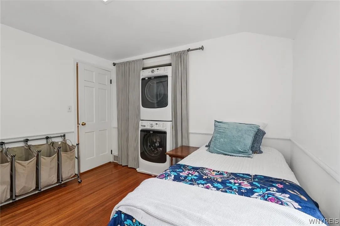 Laundry/guest/hobby room