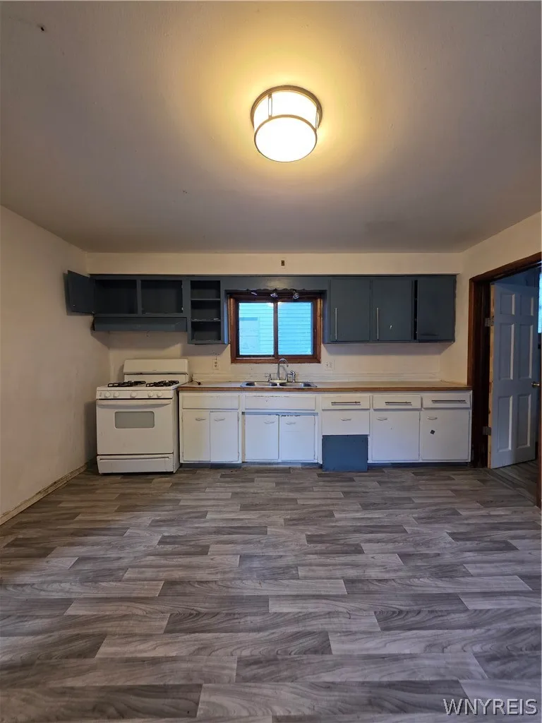 301 Peach Street, Buffalo, New York 14204, Buffalo, New York 14204, 3 Bedroom Bedrooms, 6 Room Rooms,1 BathroomBathrooms,Residential,For Sale,301 Peach Street, Buffalo, New York 14204,0,B1715029