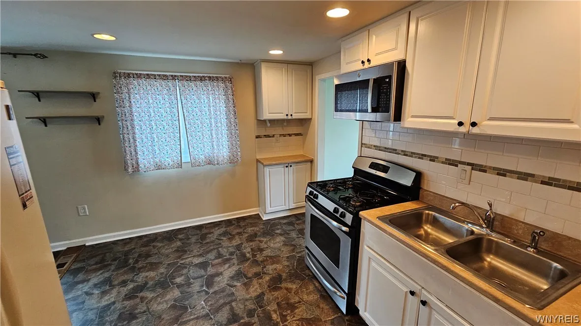 Eat-in kitchen with built-in microwave and dishwasher, gas range and refrigerator