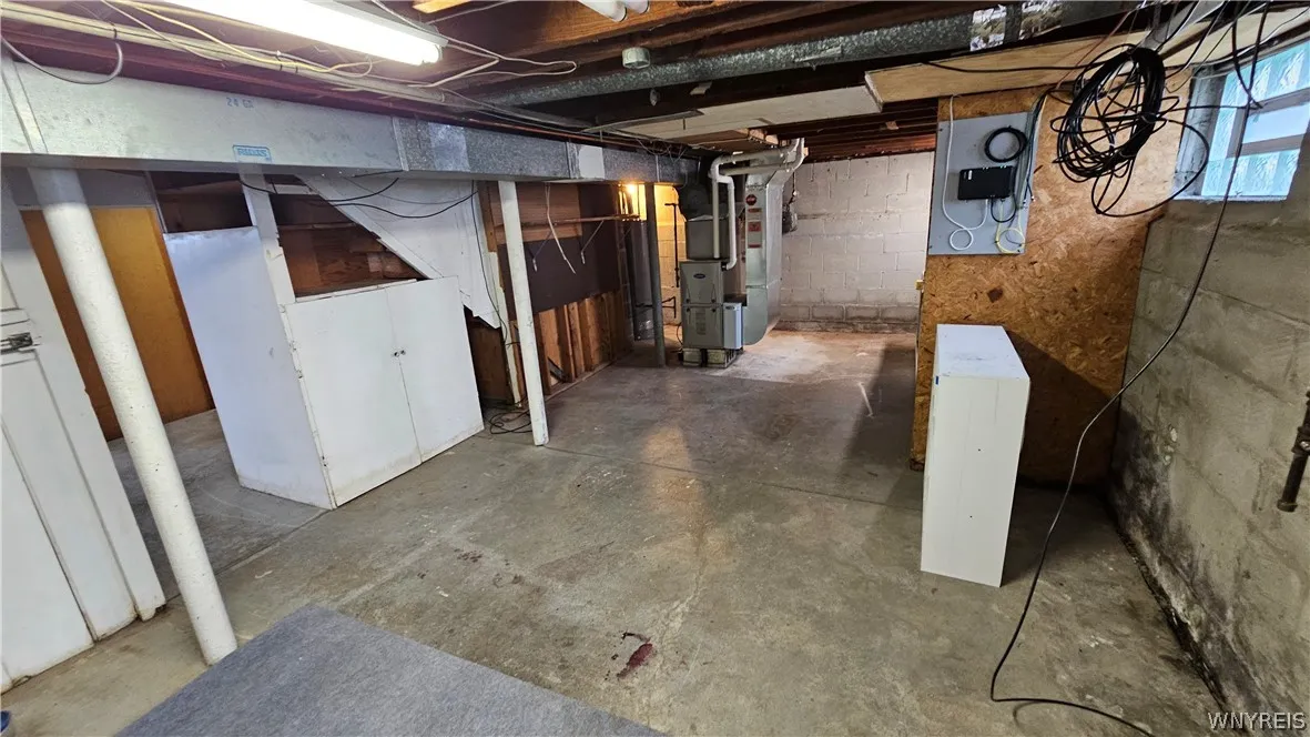 Laudry area looking to basement