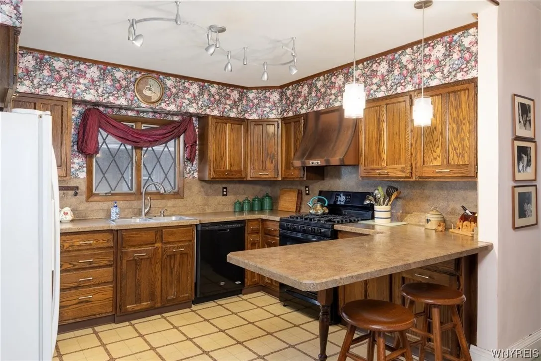 105 Wallace Avenue, Buffalo, New York 14214, Buffalo, New York 14214, 6 Bedroom Bedrooms, ,2 BathroomBathrooms,Residential,For Sale,105 Wallace Avenue, Buffalo, New York 14214,0,B1713683