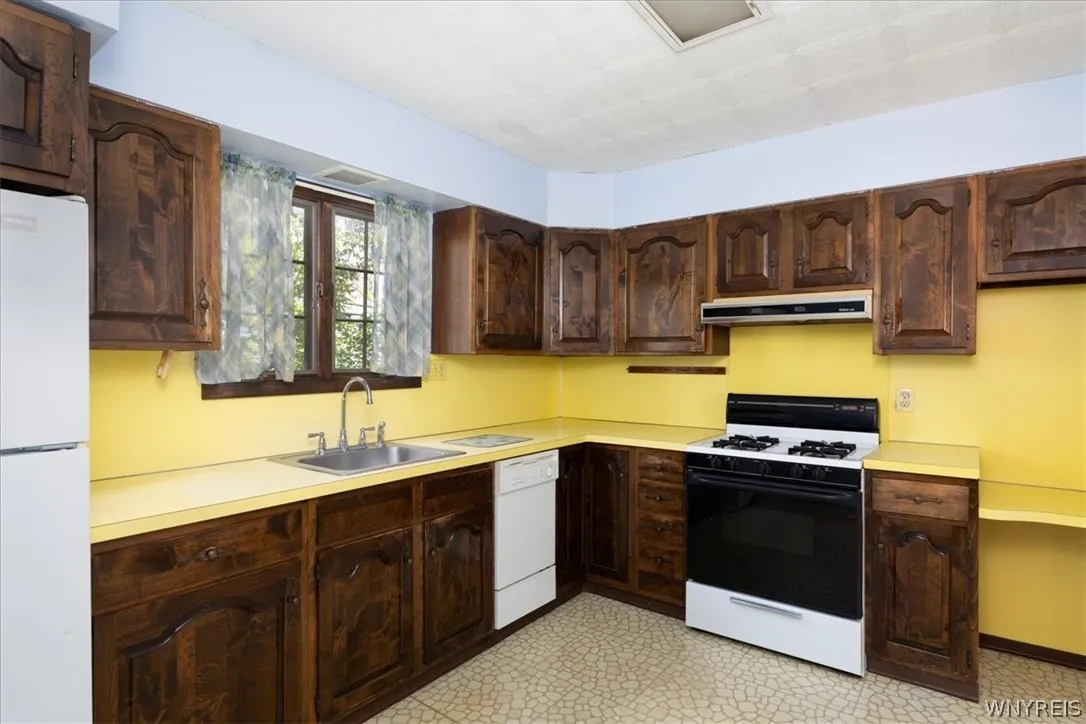 105 Wallace Avenue, Buffalo, New York 14214, Buffalo, New York 14214, 6 Bedroom Bedrooms, ,2 BathroomBathrooms,Residential,For Sale,105 Wallace Avenue, Buffalo, New York 14214,0,B1713683
