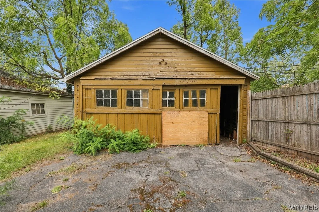 127 West Northrup Place N, Buffalo, New York 14214, Buffalo, New York 14214, 5 Bedroom Bedrooms, 8 Room Rooms,2 BathroomBathrooms,Residential,For Sale,127 West Northrup Place N, Buffalo, New York 14214,0,B1715367