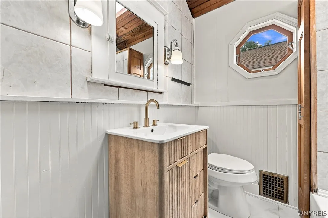127 West Northrup Place N, Buffalo, New York 14214, Buffalo, New York 14214, 5 Bedroom Bedrooms, 8 Room Rooms,2 BathroomBathrooms,Residential,For Sale,127 West Northrup Place N, Buffalo, New York 14214,0,B1715367